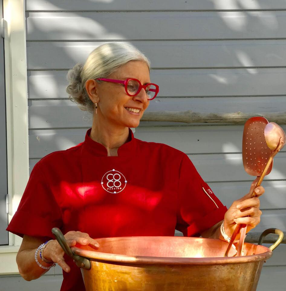 Corinne Romeder en veste Coco Passion, devant son chaudron en cuivre