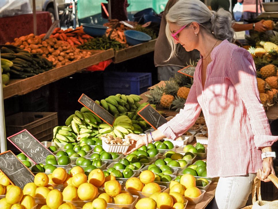 Corinne sur le marché forain de Saint-Paul