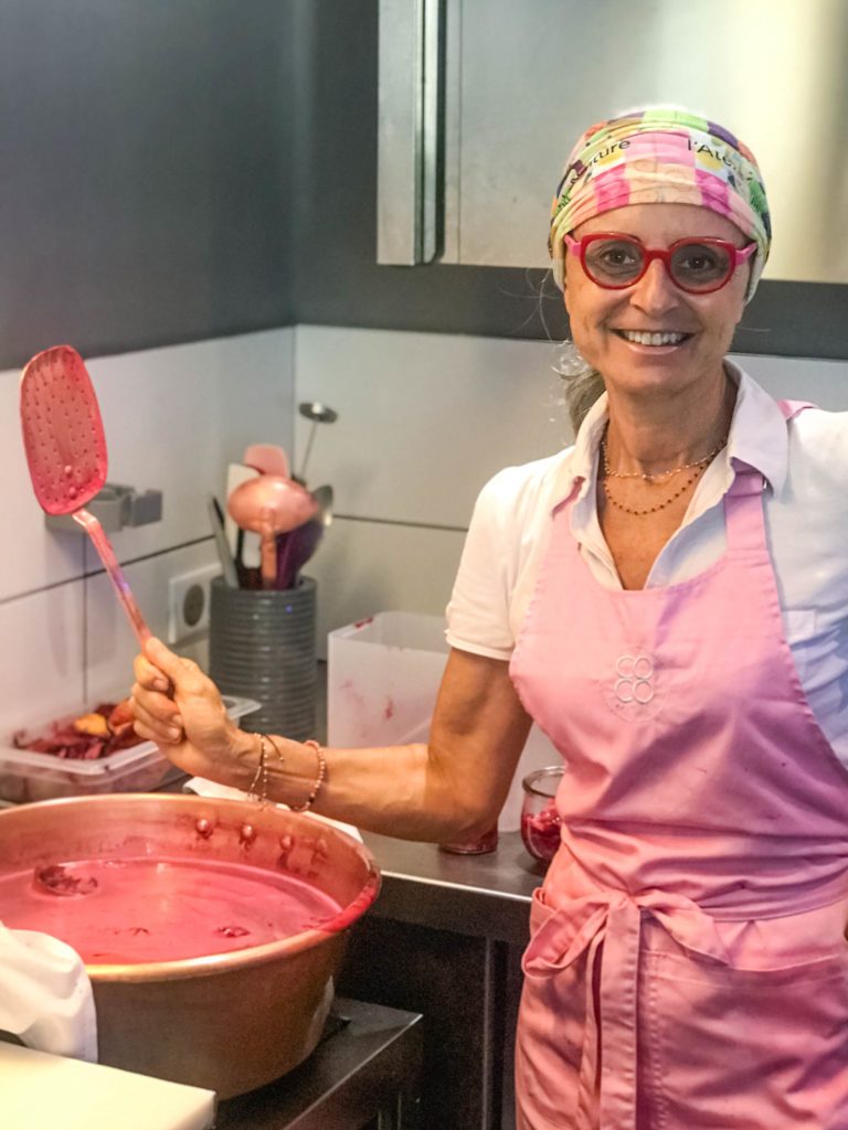 Corinne Romeder devant le chaudron en cuivre de l'atelier
