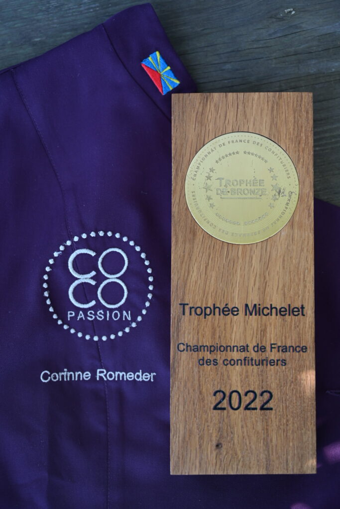 Trophée du Championnat de France des confituriers, posé sur la veste Coco Passion