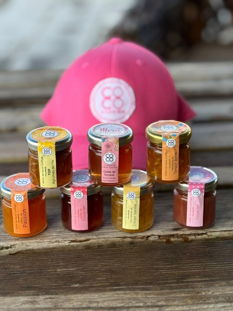 Pyramide de petits pots de confiture Coco Passion de 50 g aux étiquettes colorées