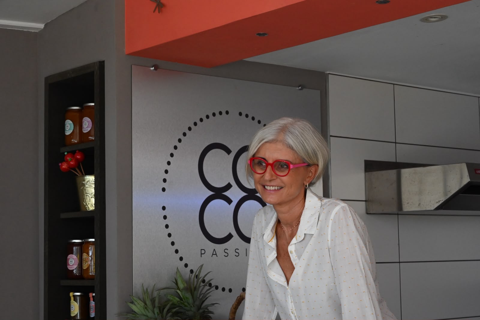 Corinne Romeder devant le point de vente de son atelier