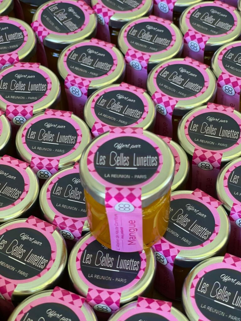 Petits pots de confiture de mangue aux étiquettes roses « Offert par Les Belles Lunettes »