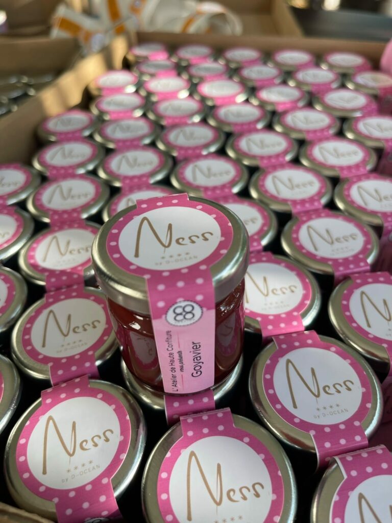 Petits pots de gelée de goyavier aux étiquettes roses à pois au nom de Ness