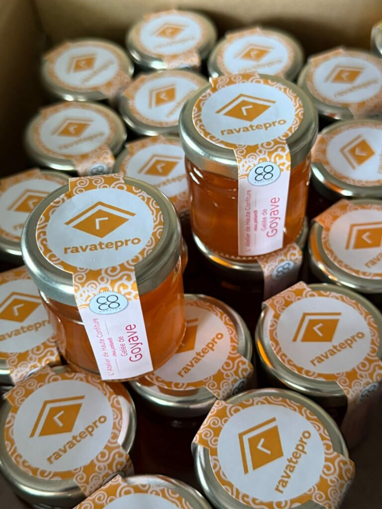 Petits pots de gelée de goyave aux étiquettes orange au logo Ravatepro